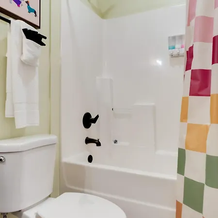 Apartment Colorful Escape Minutes From Broadway