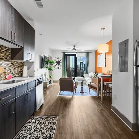 Midtown - 5 Min To Broadway - Free Secured Parking - Pool Apartment *
