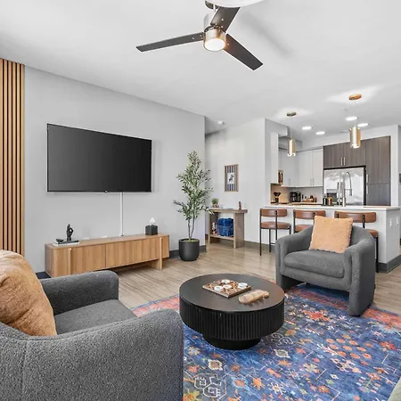 Stylish 2br W Skyline Views Apartment