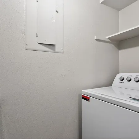 Spacious 2-bedroom Near Downtown