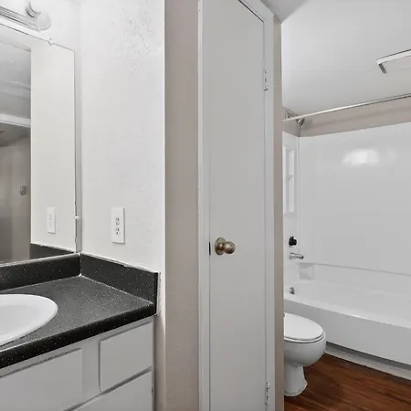 Cozy Retreat Near Airport & Hotspots *