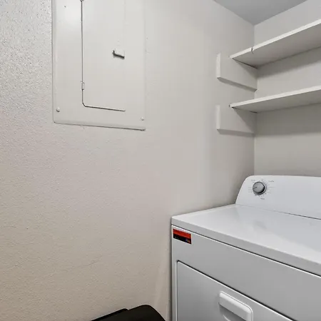 Cozy Retreat Near Airport & Hotspots Apartment