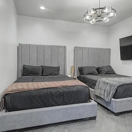 Modern Oasis Downtown Skyline View Prime Apartment *