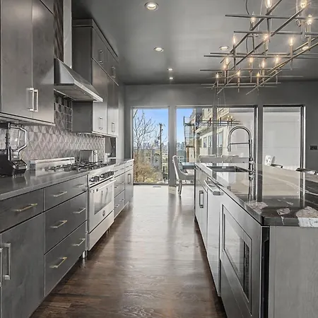 Modern Oasis Downtown Skyline View Prime Apartment