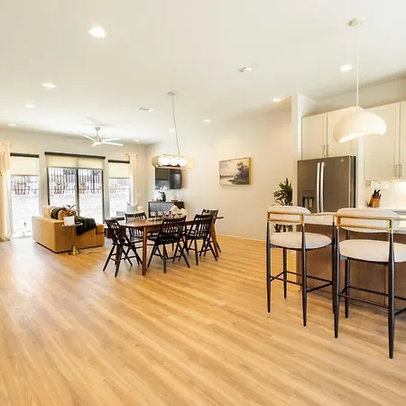 Modern 4br | Easy To Broadway + Heated Pool Apartment Nashville