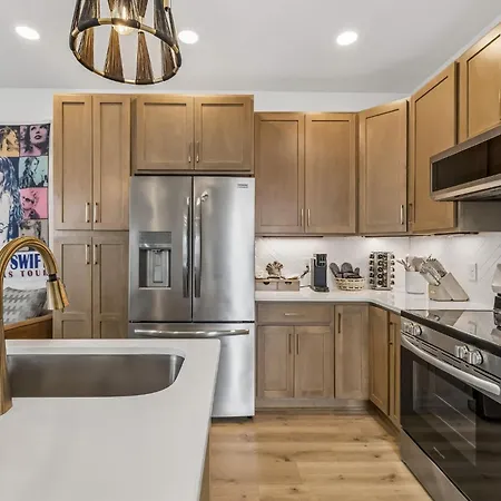 Modern Townhome With Garage & Ev Charger Apartment