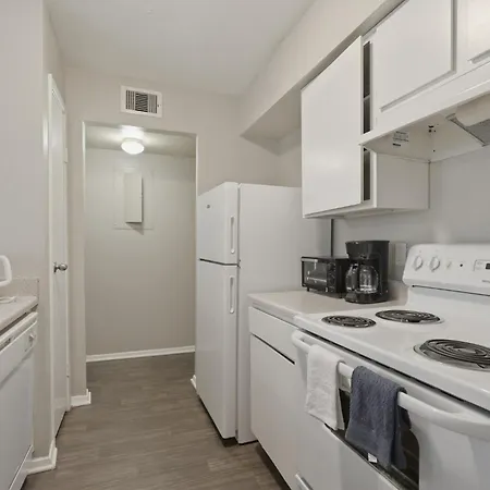Apartment Cozy Retreat Near Airport & Hotspots