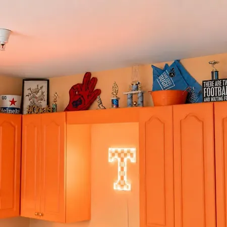 Game Day Getaway Vols Themed Near Vanderbilt Apartment *