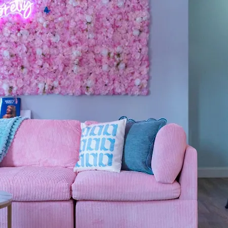 Sweet & Glam Pop Near Vanderbilt & Downtown Nashville