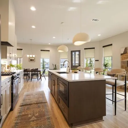 Bachelorette Dream | 2 Units | 8 Kings + 8 Baths *