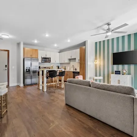 Glam 2br Walk To Broadway & The Gulch Apartment *