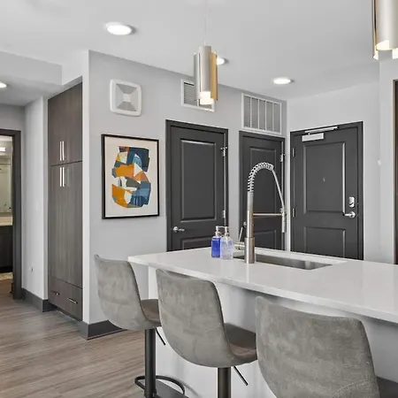 View Getaway 2br Near Broadway & Gulch Apartment