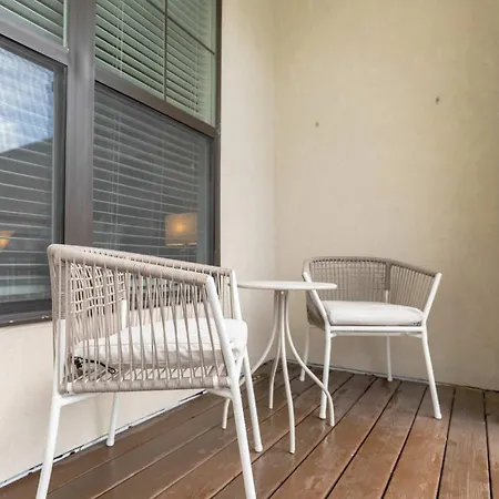 The V Vibe 8818 Apartment *