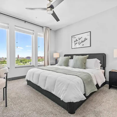 Stylish 2br W Skyline Views