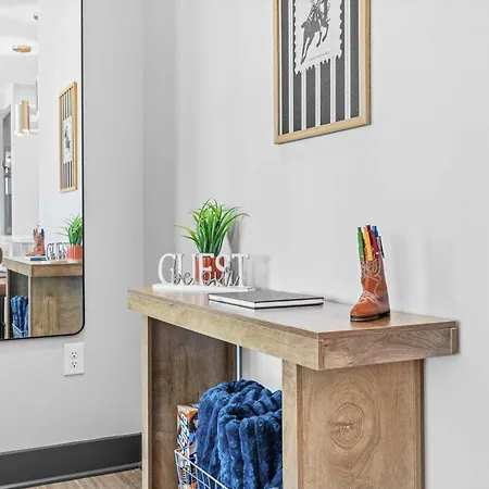 Stylish 2br W Skyline Views Apartment Nashville