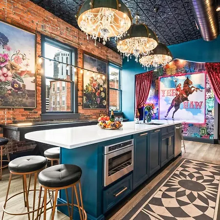 Holiday home The Velvet Songbird Downtown Luxe Sleeps 24