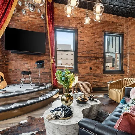 The Songbird-luxury Penthouse Steps To Broadway Holiday home *