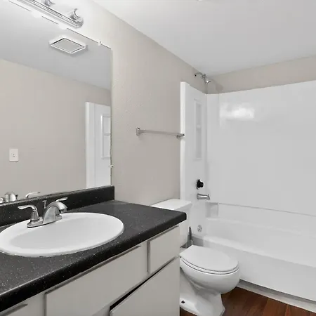 Apartment Cozy Retreat Near Airport & Hotspots