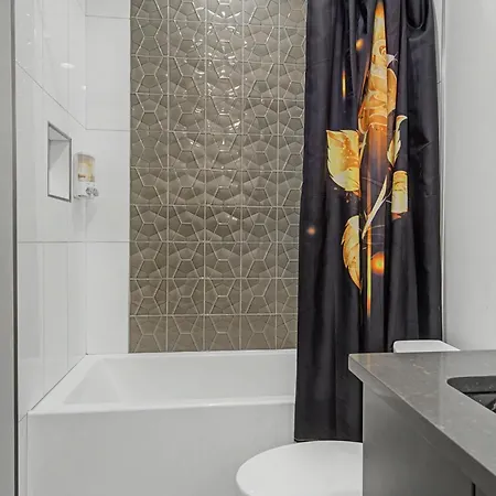 Modern Oasis Downtown Skyline View Prime Apartment