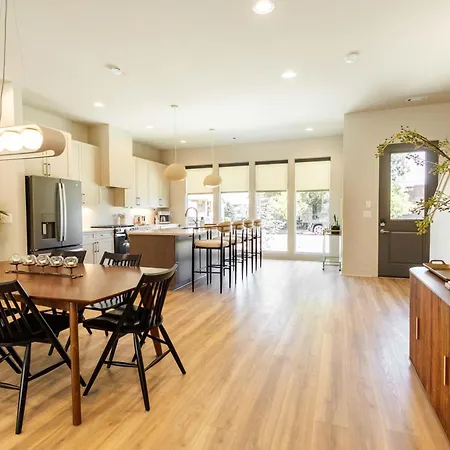 Modern 4br | Easy To Broadway + Heated Pool *