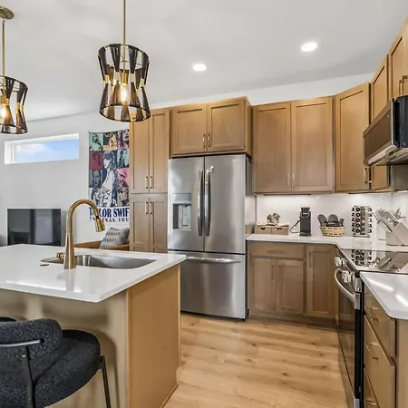 Modern Townhome With Garage & Ev Charger Apartment