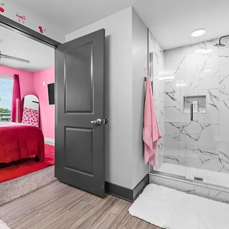Apartment Vibrant Retreat Pool And Glam