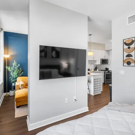 Music For 2 Gulch, Pool & Whole Foods Apartment *