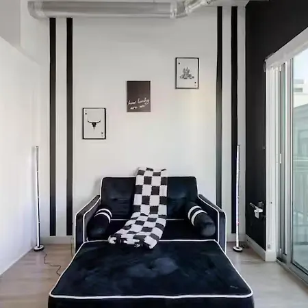 Apartment Downtown Walk To Broadway Pool, Private Balcony, Free Parking!