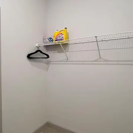 Apartment Downtown Walk To Broadway Pool, Private Balcony, Free Parking! *