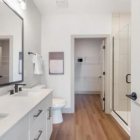 Landing Beautiful 2Bd Gym Courtyard Apartment *