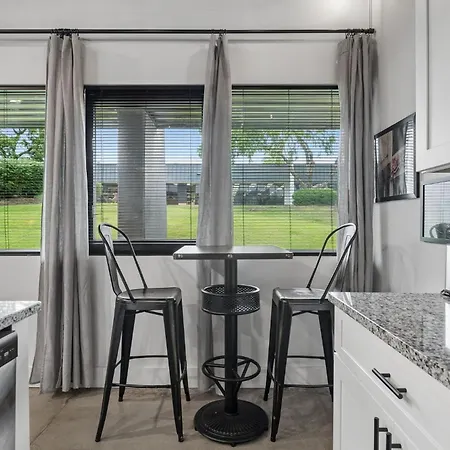 Spacious Near Downtown & Bna *