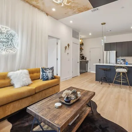Cowboys And Angels - Sky Deck And Parking - East Apartment *