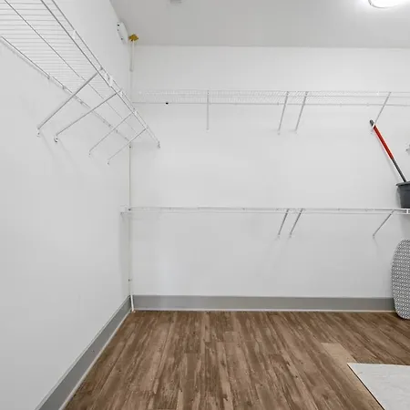 Midtown - 5 Min To Broadway - Free Secured Parking - Pool Apartment *