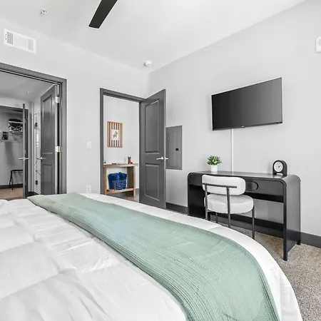 Apartment Stylish 2br W Skyline Views