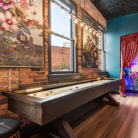 Holiday home The Velvet Songbird Downtown Luxe Sleeps 24