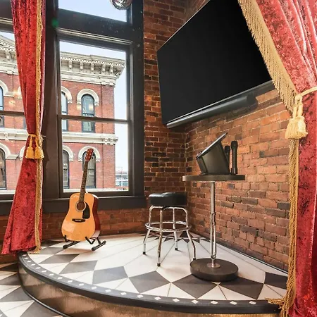 The Songbird-luxury Penthouse Steps To Broadway Holiday home *