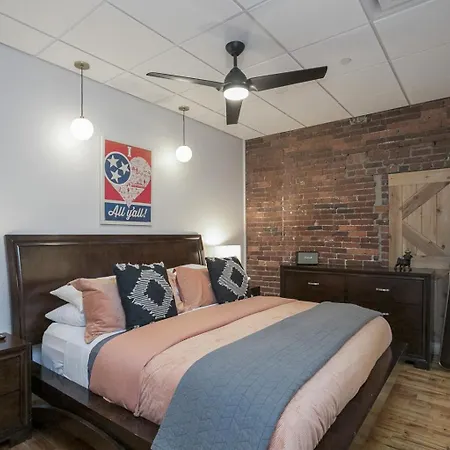 The Honky Tonk 2 Blocks To Broadway,printers Alley *