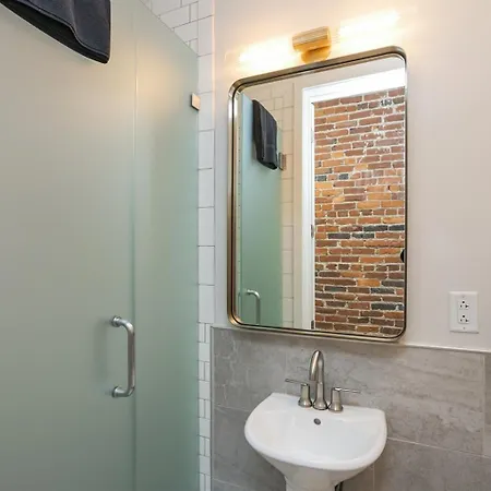 The Record -steps To Broadway & Printers Alley Holiday home