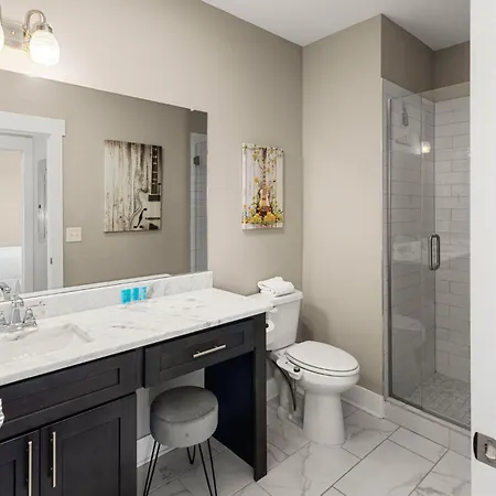 Great Location 2 Bedroom Minutes To Downtown Apartment
