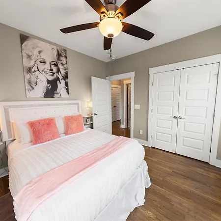 Great Location 2 Bedroom Minutes To Downtown Apartment *
