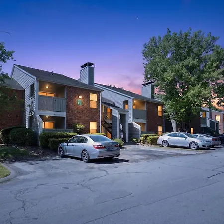 Modern Minutes From Downtown Apartment *