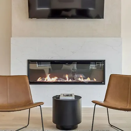 Modern 4br Townhouse Rooftop Lounge