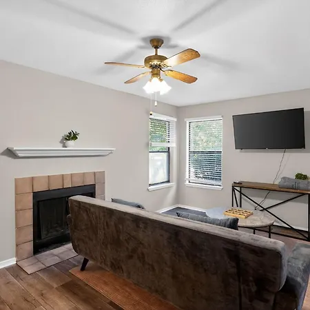 Relaxing 2br With Easy Access Apartment