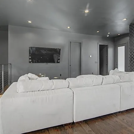 Modern Oasis Downtown Skyline View Prime Apartment Nashville