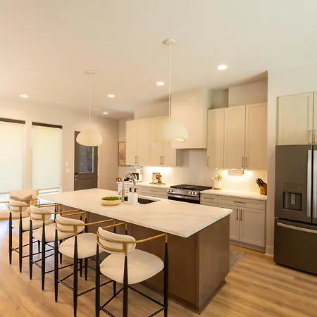 Pool, Hot Tub, Sauna & Firepit- 7 Min To Broadway *