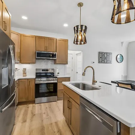 Modern Townhome With Garage & Ev Charger Apartment