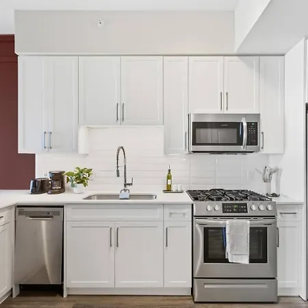 Apartment Luxury Pool, Gym, Views + Free Parking *