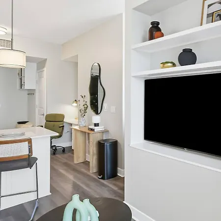 Luxury Pool, Gym, Views + Free Parking Apartment Nashville