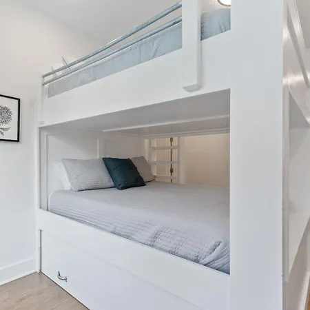The Pad King Bunk 2 Baths Apartment *