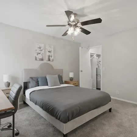 Cozy Retreat Near Airport & Hotspots Apartment